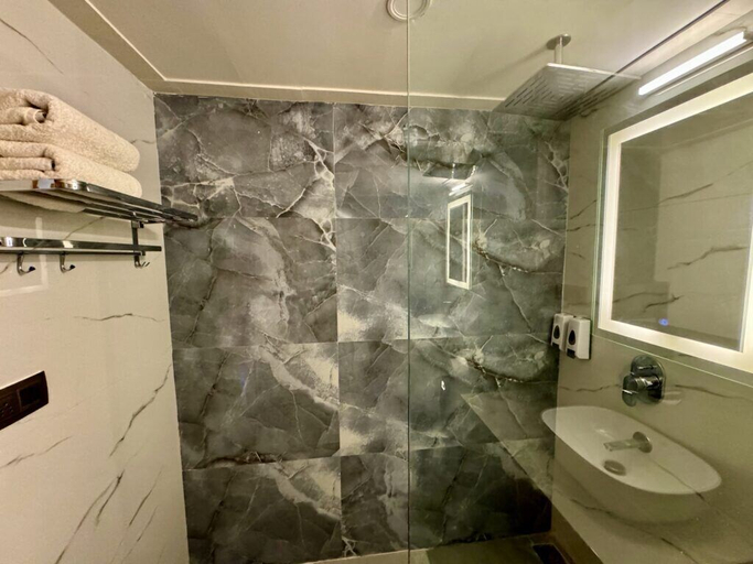 Bathroom 4, Ausnya Tirthan, Kullu