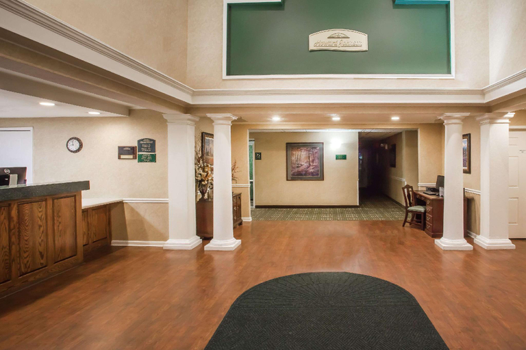 Public Area 2, Howard Johnson by Wyndham Jackson, Madison