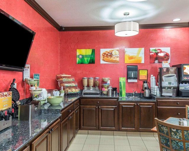 Food & Drinks 5, Quality Inn at Collins Road - Cedar Rapids, Linn