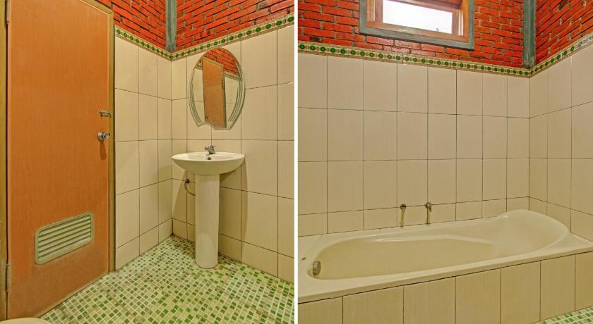Bathroom 4, Hotel O Villa Papada, Malang