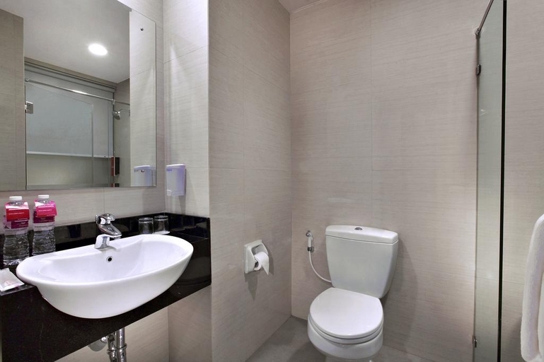 Bathroom 5, favehotel Zainul Arifin (Gajah Mada), Central Jakarta