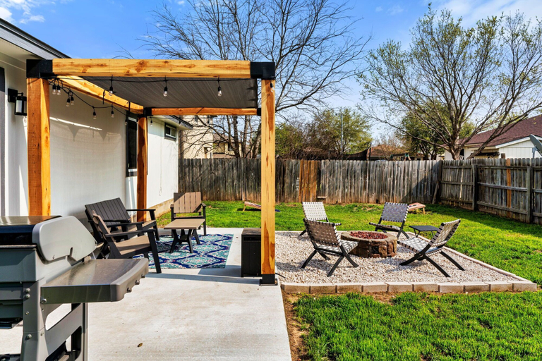 Others 5, Solace in South Austin - Game Room, Travis