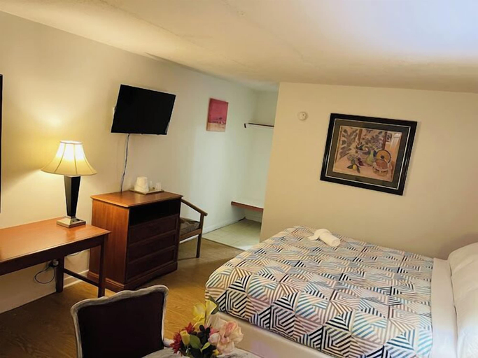 Bedroom 3, Regent Motel, Dougherty
