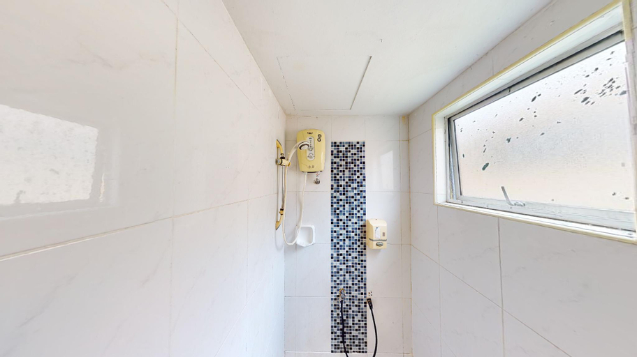 Bathroom 18