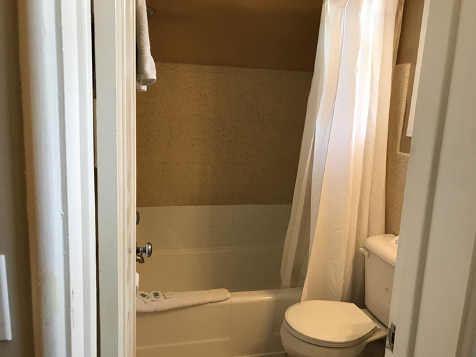 Bathroom 5, Cardinal Court Motel, Elgin