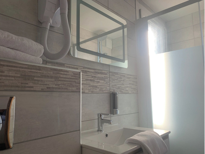 Bathroom 3, Val Hotel Montbeliard Sud, Doubs