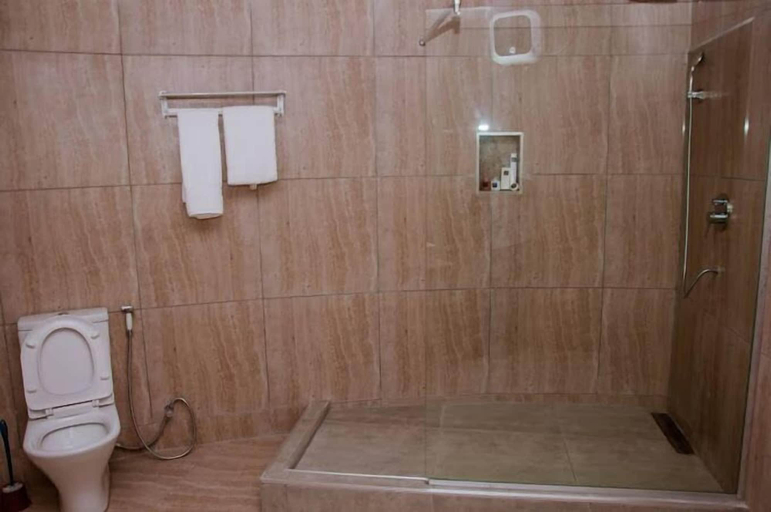 Bathroom 3, Mont Kalm Hotel and Suite, Gezawa