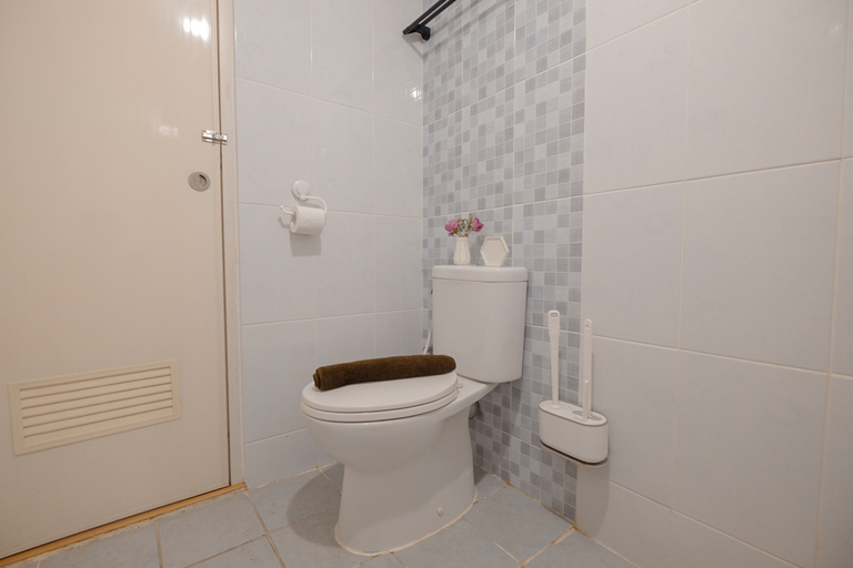 Bathroom 3, Lovely and Comfy 2BR Apartment Tokyo Riverside PIK 2 By Travelio, Tangerang