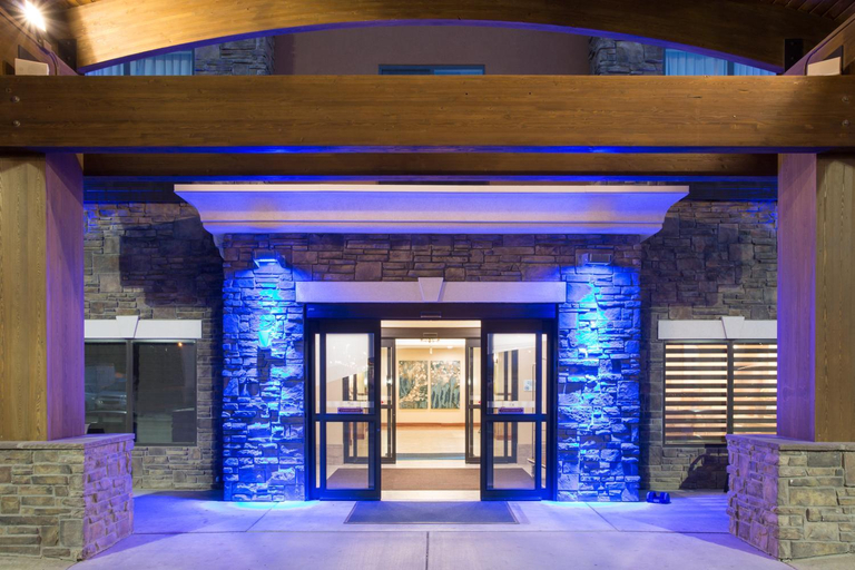 Exterior & Views