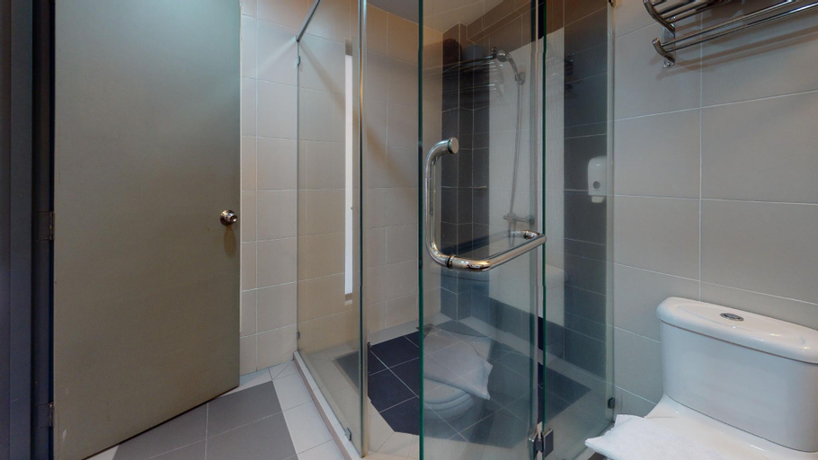 Bathroom 10