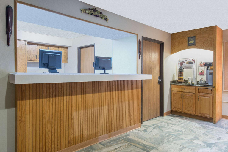 Public Area 2, Super 8 by Wyndham Youngstown/Austintown, Mahoning