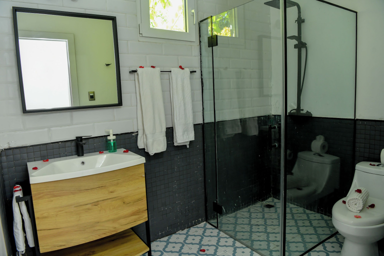Bathroom 4, Honky Tonk Colonial, Distrito Nacional