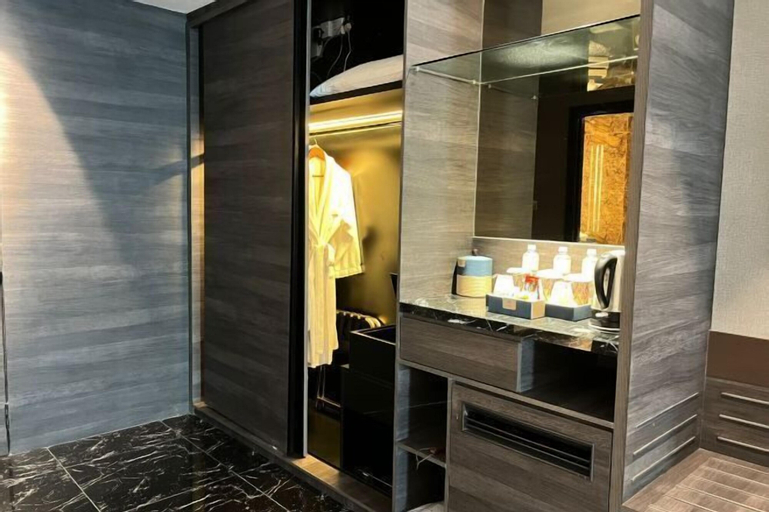 Bathroom 10