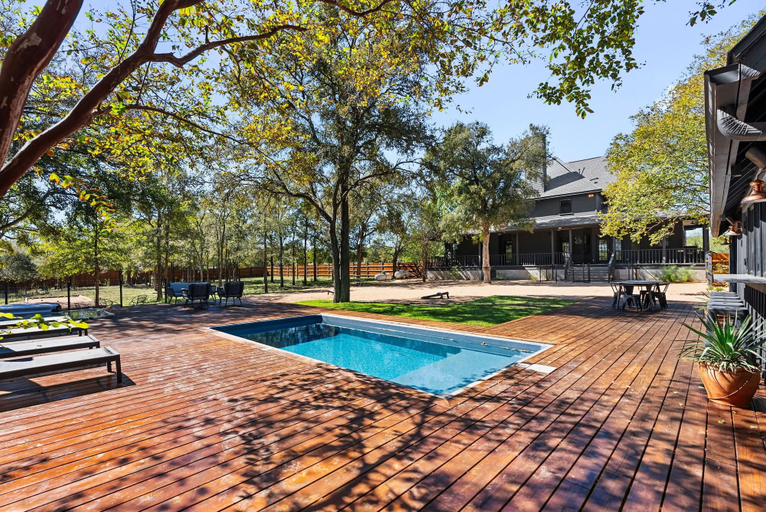 Sport & Beauty 5, Hot Tub Fire Pit Pool Game Room, Travis