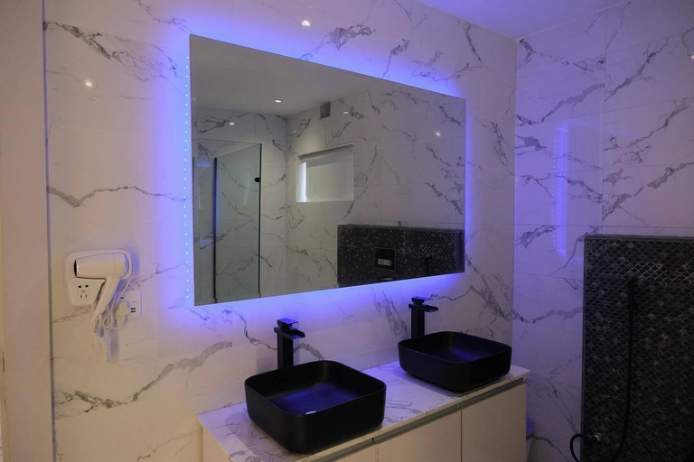 Bathroom, Gold ice hotel, Uvwie