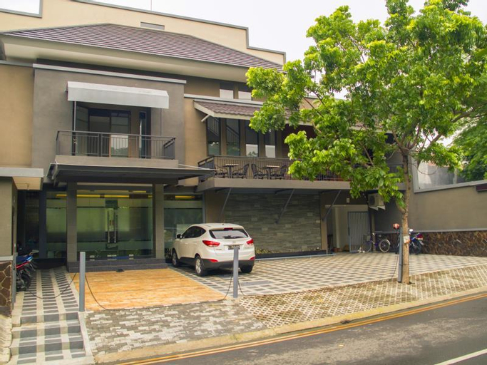 Exterior 3