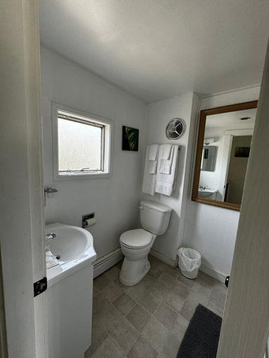 Bathroom, Ashcroft Motel, Thompson-Nicola