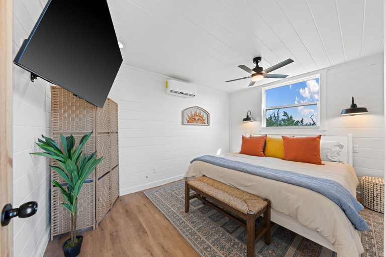 Bedroom 2, Chin 2, Gillespie