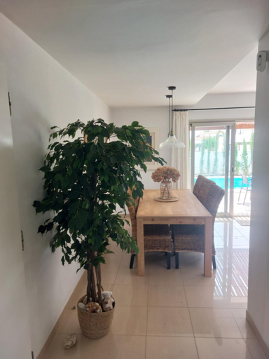 Others 4, Villa Neva, Baleares
