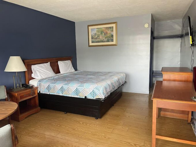 Bedroom 3, Regent Motel, Dougherty