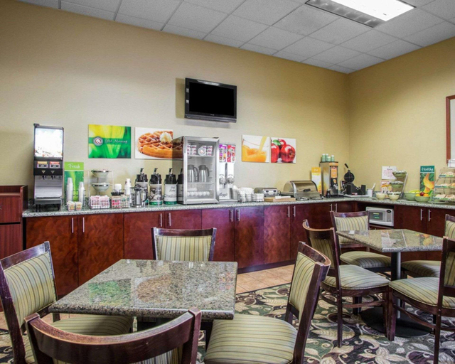 Food & Drinks 5, Americinn By Wyndham Marshfield, Wood