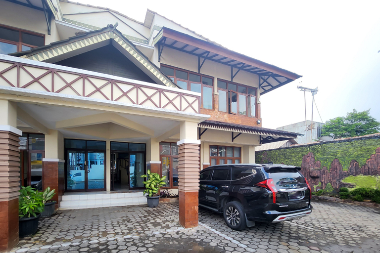Exterior & Views, Fajar Indah Hotel Mitra RedDoorz, Karawang