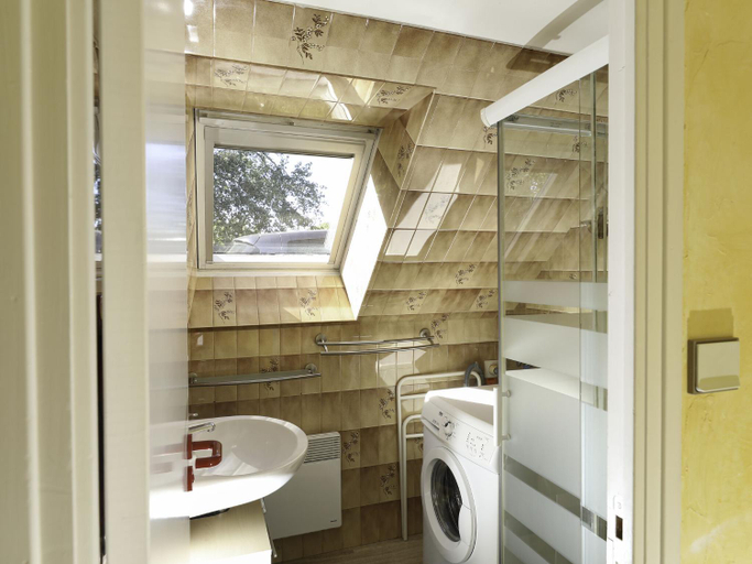 Bathroom, Holiday home in Sibiril near sandy beaches, Finistère