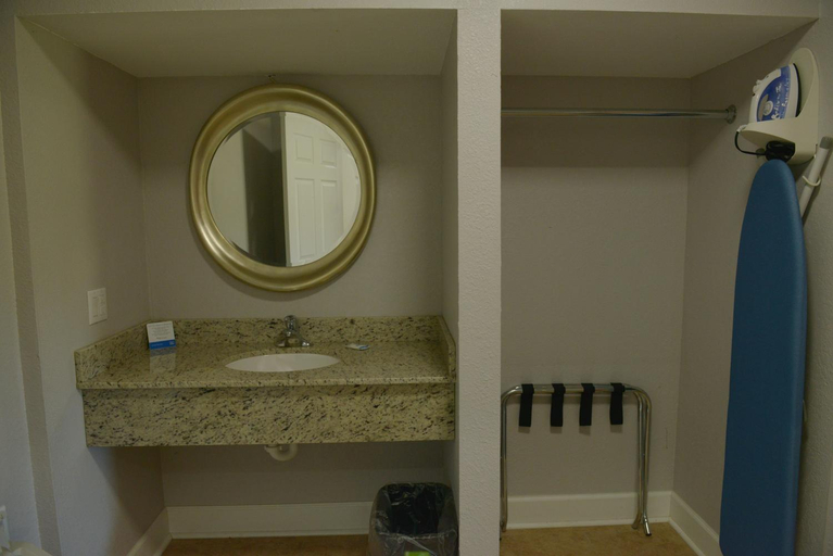 Bathroom 4, Rodeway Inn & Suites Winter Haven Chain of Lakes, Polk