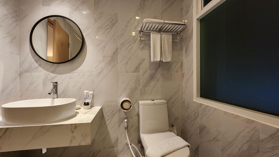 Bathroom 16