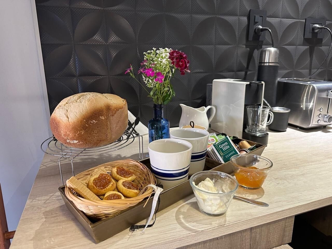 Food & Drinks, Ayres home, Capital