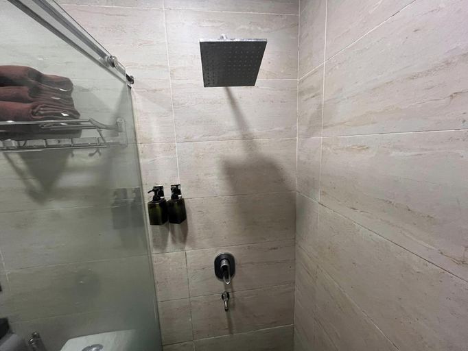 Bathroom 4, Capital O 91074 Grand World Hotel, Johor Bahru