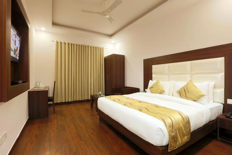 Bedroom 3, Hotel Arch, West