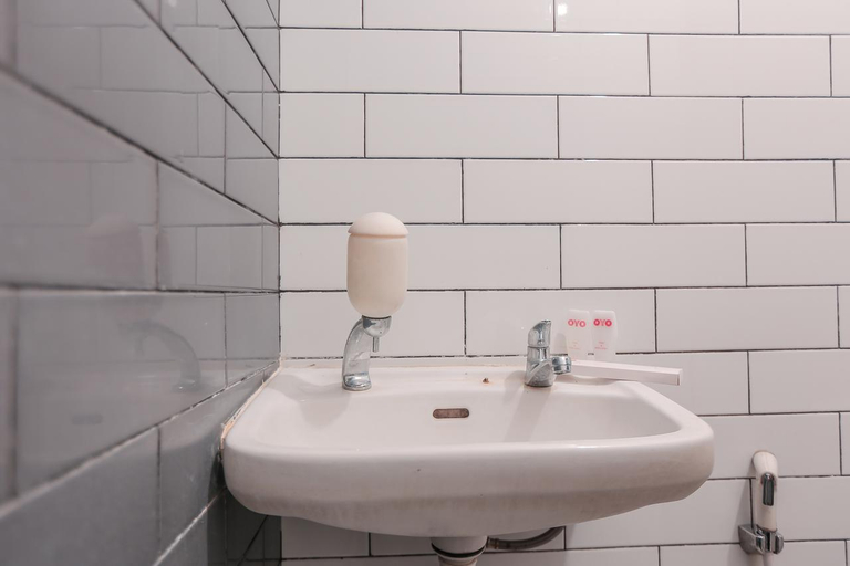 Bathroom 4, Capital O 141 Fatmawati Cozy Residence, South Jakarta