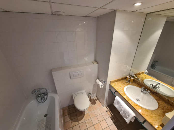 Bathroom 5, Avignon Grand Hotel, Vaucluse