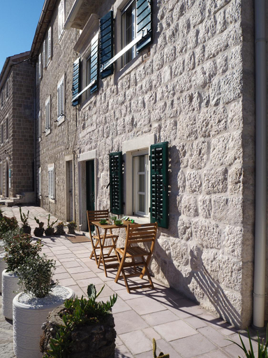 Others 3, Romantic stone house by the sea ****
