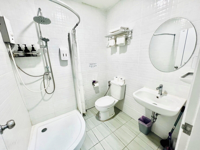 Bathroom 3, PJ Hostel & Bar, Pattaya