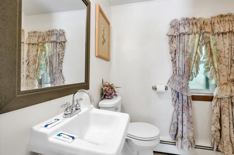 Bathroom 4, Williamston Inn, Ingham
