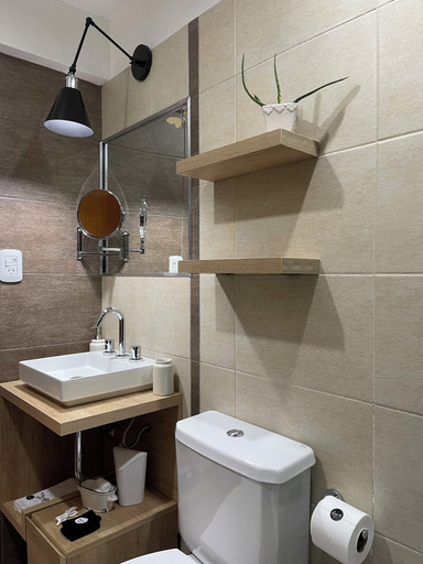 Bathroom 4, Ayres home, Capital
