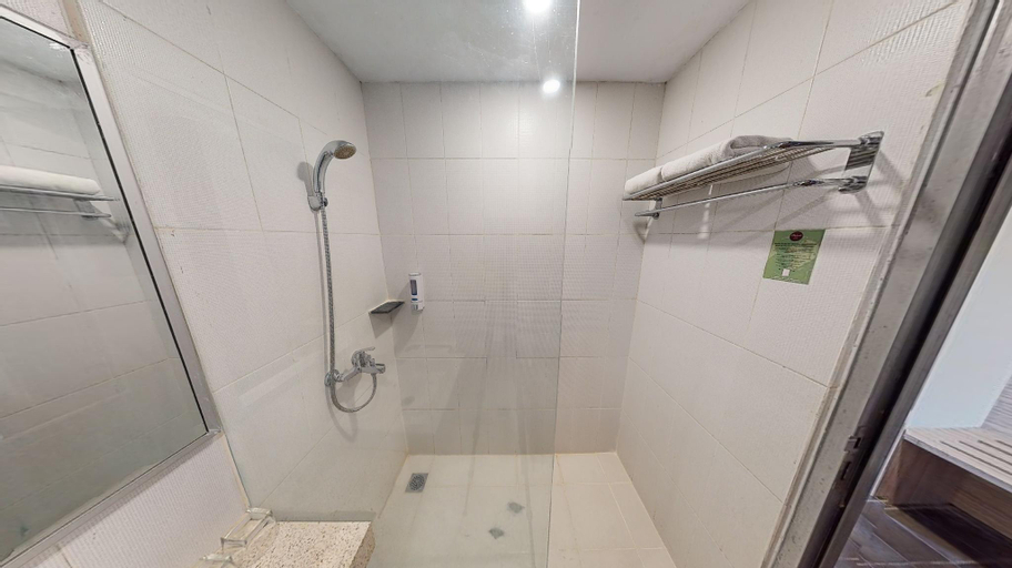Bathroom 13