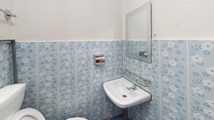 Bathroom 7
