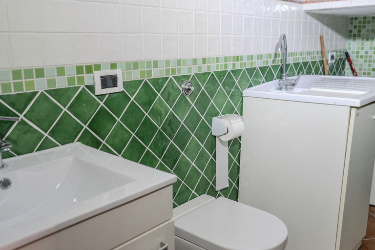 Bathroom 3, La Discesa Di San Giuseppe, Palermo