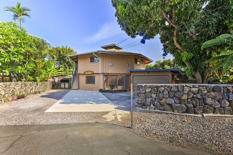 Kailua-Kona Home with Tropical Bar Walk to Beach!, Hawaii