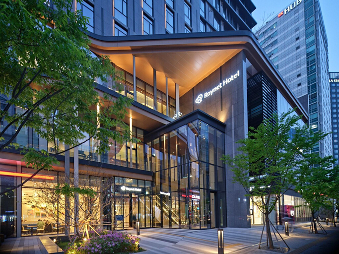 Exterior & Views