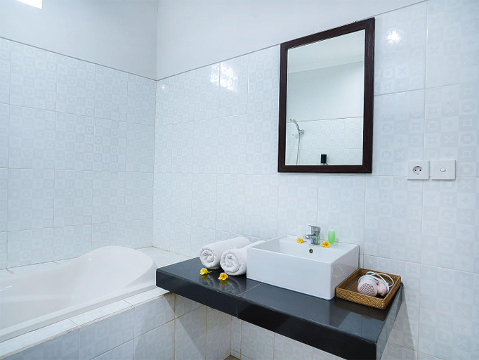 Bathroom 13