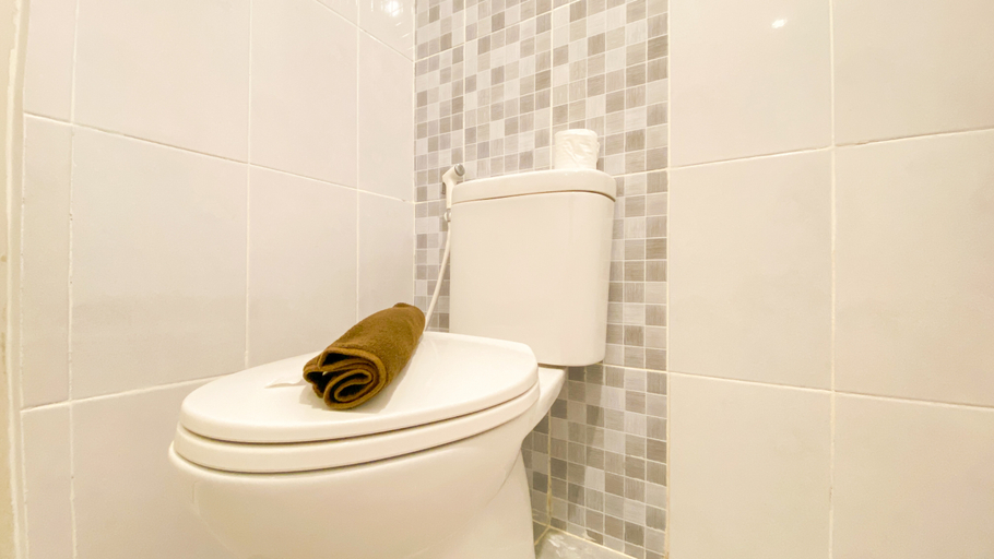 Bathroom 5, Comfortable and Simply 2BR at Tokyo Riverside PIK 2 Apartment By Travelio, Tangerang