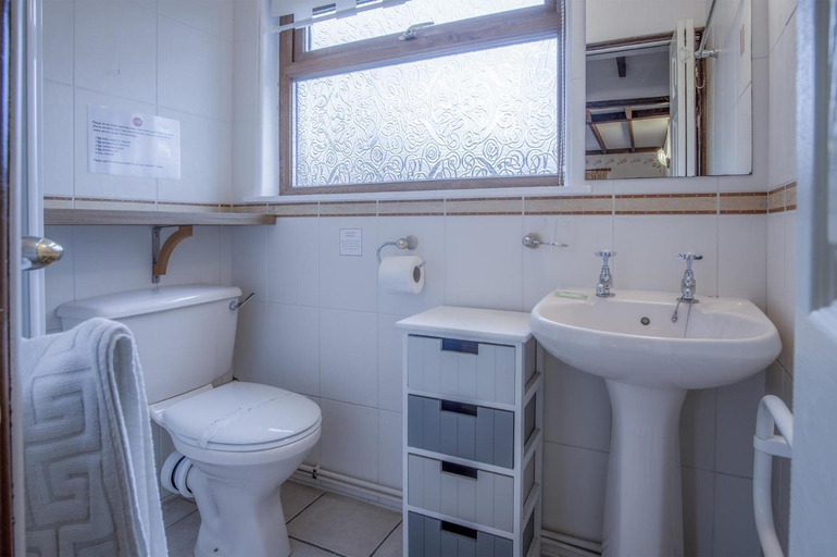 Bathroom, Honeysuckle Cottage - 1 Bedroom - Amroth, Pembrokeshire