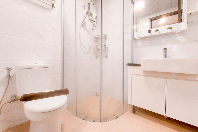 Bathroom 5, Elegant and Spacious 3BR at Sky House BSD Apartment By Travelio, South Tangerang