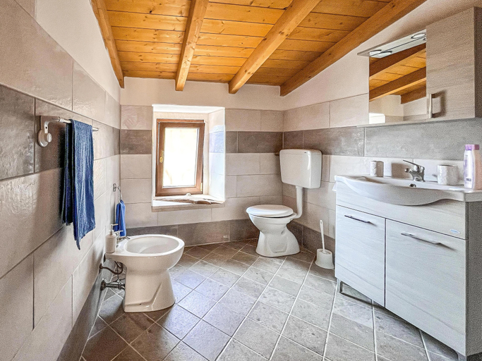 Bathroom, Favisi Rooms, Oristano