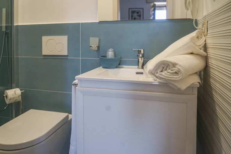 Bathroom 2, Nonna Carmela Holiday House, Napoli