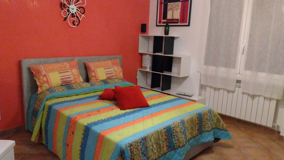 Bedroom 1, la porta del sole appartamento nell'oliveto, Imperia